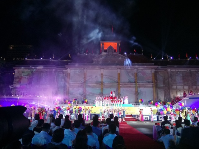 Festival Biển Nha Trang - Khánh Hòa 2017: “Mở rộng vòng tay bè bạn” - 5 Festival Biển Nha Trang - Khánh Hòa 2017 lần thứ 8 được tổ chức với chủ đề: “Mở rộng vòng tay bè bạn”