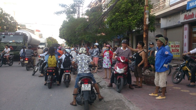 Cột điện trước cổng trường tiểu học bùng cháy dữ dội, phụ huynh tá hỏa - 2 Vụ cháy nổ xảy ra đúng vào thời điểm học sinh chuẩn bị tạn học khiến phụ huynh bị một phen hoảng hốt