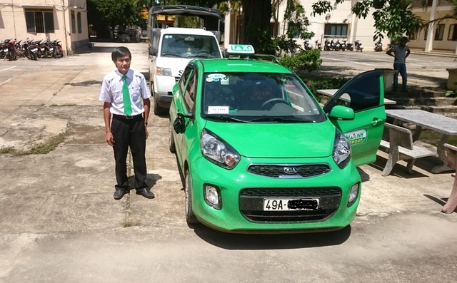 Bị khống chế, tài xế nhanh trí chở thẳng côn đồ vào đồn công an - 1 Tài xế Hùng tại trụ sở công an