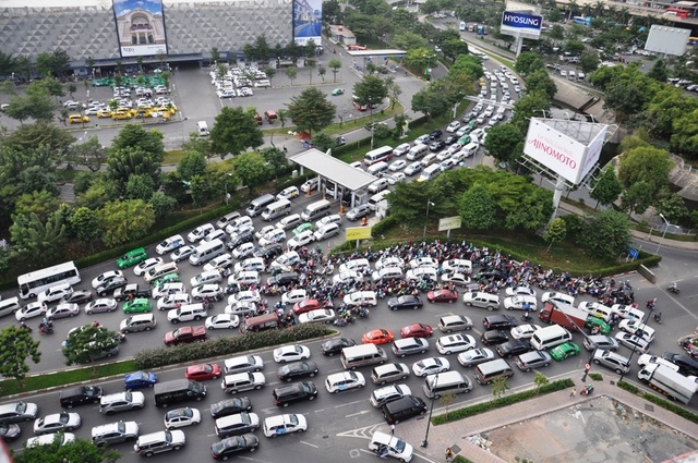 Cao điểm người dân đổ về quê ăn Tết, sân bay kẹt cứng - 1 Cửa ngõ sân bay kẹt cứng trưa 24/1