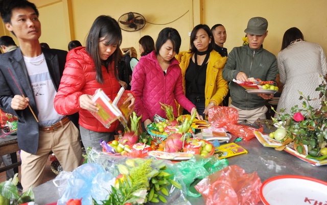 Hàng vạn người đi lễ chật kín phủ Tây Hồ - 10
Các bàn sắp lễ trong phủ chật cứng, nhiều người phải xếp hàng chờ đợi mới đến lượt
