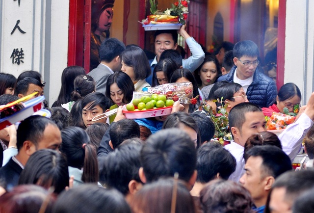 Hàng vạn người đi lễ chật kín phủ Tây Hồ - 3
Nhiều người phải đội cả mâm lễ lên đầu để di chuyển.
