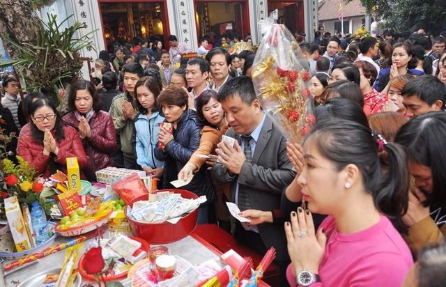 Hàng vạn người đi lễ chật kín phủ Tây Hồ - 5
Năm nay dù BQL phủ Tây Hồ đã bố trí các hòm công đức và phát loa yêu cầu mọi người không rải tiền lẻ, đốt hương trong phủ song tình trạng này vẫn tái diễn.