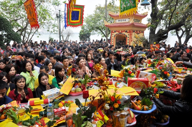 Hàng vạn người đi lễ chật kín phủ Tây Hồ - 4
Theo đại diện BQL phủ Tây Hồ, từ mùng 1 đến mùng 3 Tết, phủ chủ yếu đón khách nội thành nên còn chưa quá đông. Những ngày sau kỳ nghỉ Tết, có khi lượng người đi lễ lên tới cả vạn người mỗi ngày. Trong ảnh là hàng nghìn người không thể chen chân vào gian điện chính đành phải đứng vái vọng từ xa.