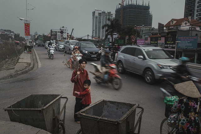 Bộ ảnh giàu tính nhân văn về tình cha con trong cái Tết nghèo - 4 Giữa dòng đời bon chen...