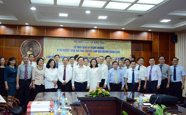 Bộ trưởng Phùng Xuân Nhạ: Tư duy hội nhập bắt đầu từ tiếp cận của công dân toàn cầu - 2
Nhân dịp này, Bộ Giáo dục và Đào tạo đã trao kỷ niệm chương “Vì sự nghiệp giáo dục đào tạo” cho 13 đại sứ, cựu đại sứ Việt Nam ở nước ngoài đã có những đóng góp quan trọng thúc đẩy hợp tác quốc tế trong lĩnh vực giáo dục đào tạo.