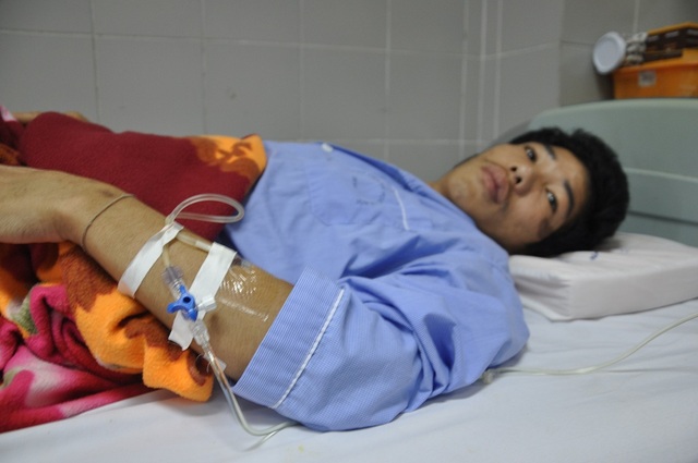 Vợ lo chồng bị cắt mất chân vì... thiếu 30 triệu đồng - 1 Anh Hừ bị tai nạn ngã xe máy và phải nhập viện ngày 24/1 trong tình trạng bị chấn thương nặng.