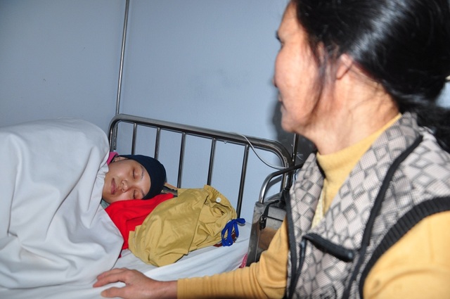 Nỗi đau đớn của cô sinh viên xinh xắn trường ĐH Sư phạm Hà Nội bị ung thư phổi - 3 Cùng lúc đối mặt với án tử của con và của chồng, bác Loan như ngã quỵ