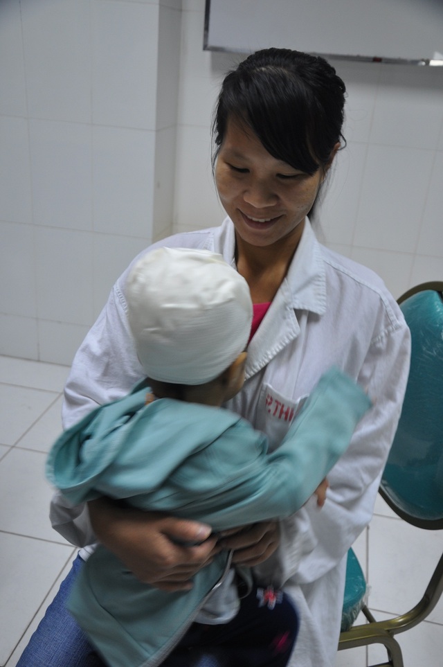 Gần 88 triệu đến với bé gái 2 tuổi bị chó cắn rách toàn bộ đầu - 2 Mẹ của Na đỡ lo đi nhiều vì nhận được sự giúp đỡ của mọi người trong suốt thời gian qua.