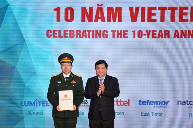 Chiếc cầu nối nâng tầm quan hệ Việt Nam - Myanmar - 1
Tổng giám đốc Mytel - Nguyễn Thanh Nam (trái) trong buổi nhận giấy phép đầu tư sang Myanmar dịp kỷ niệm 10 năm đầu tư nước ngoài của Tập đoàn Viettel