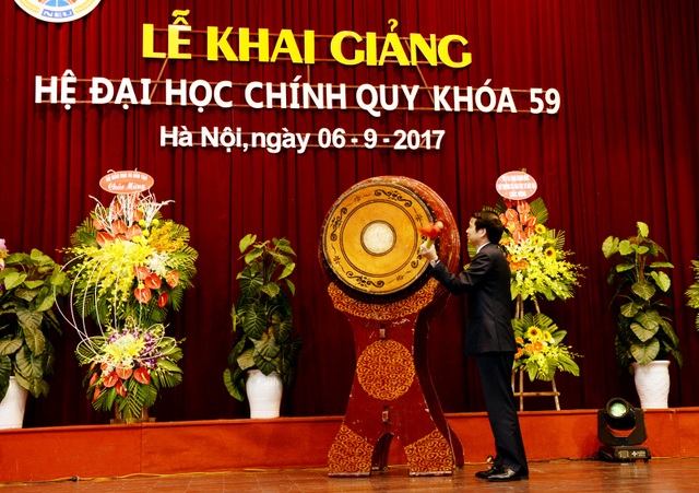 Hơn 5.000 tân sinh viên ĐH Kinh tế quốc dân đón chào Khai giảng năm học mới - 2
Thứ trưởng Bộ GD&ĐT Phạm Mạnh Hùng, nguyên Hiệu trưởng trường ĐH Kinh tế quốc dân đánh trống khai trường năm học 2017 - 2018