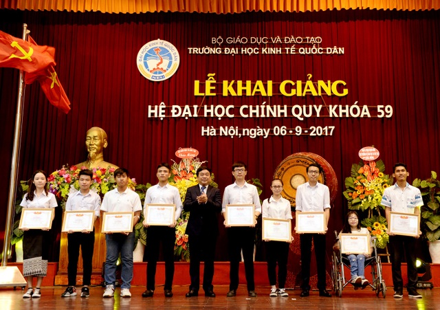 Hơn 5.000 tân sinh viên ĐH Kinh tế quốc dân đón chào Khai giảng năm học mới - 3
Các thủ khoa, á khoa, sinh viên khuyết tật được nhà trường tặng bằng khen và phần thưởng