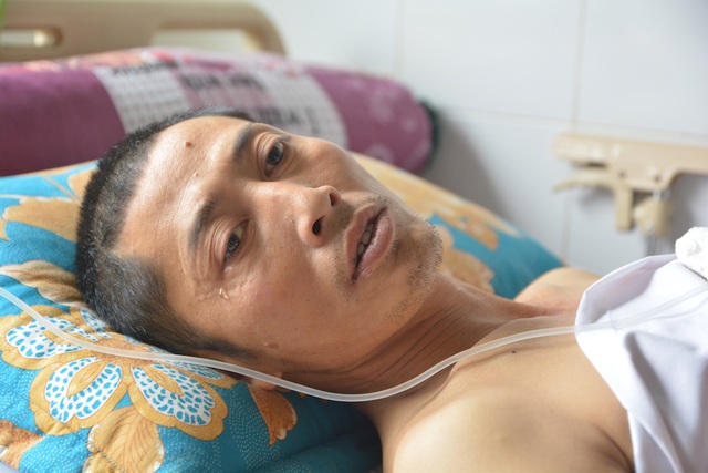 Cứu bệnh nhân bị xe tải 10 tấn cán qua người tại bệnh viện huyện - 3 Đến bây giờ, anh Thành cũng không tin mình được cứu sống. Trò chuyện cùng PV, anh đã rơi nước mắt.