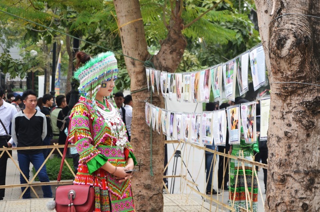 Tết độc đáo của người Mông giữa lòng Hà Nội - 8
Ngoài các hoạt động văn hóa tái hiện ngày Tết, ngày hội còn trưng bày triển lãm ảnh về cuộc sống bình dị của người Mông.