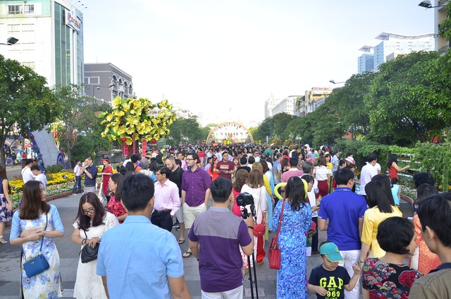 Đường hoa đông nghịt người sáng mùng 1 Tết - 5 Mới sáng nhưng đường hoa đã chật kín người