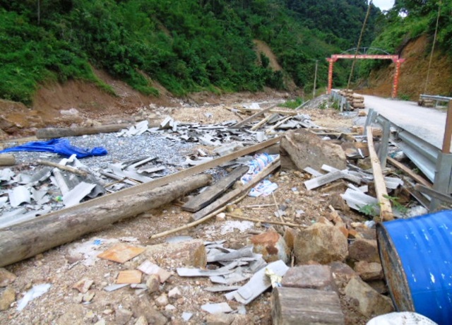 Xã biên giới tan hoang sau trận lũ lịch sử - 1 Hơn một tuần sau trận lũ lịch sử quét qua, đây đó nơi xã biên giới Yên Khương vẫn còn ngổn ngang những tàn tích của cơn lũ để lại.