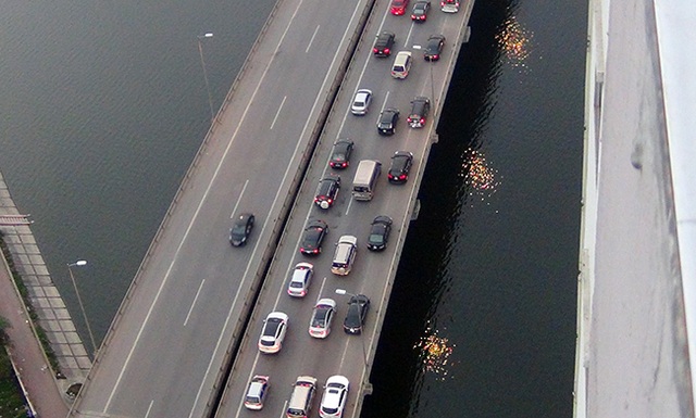 Dân đổ về Hà Nội, Sài Gòn sau những ngày nghỉ "vét", nhiều tuyến đường ùn tắc - 6 Hình ảnh đối lập giữa hai làn đường ở đường trên cao