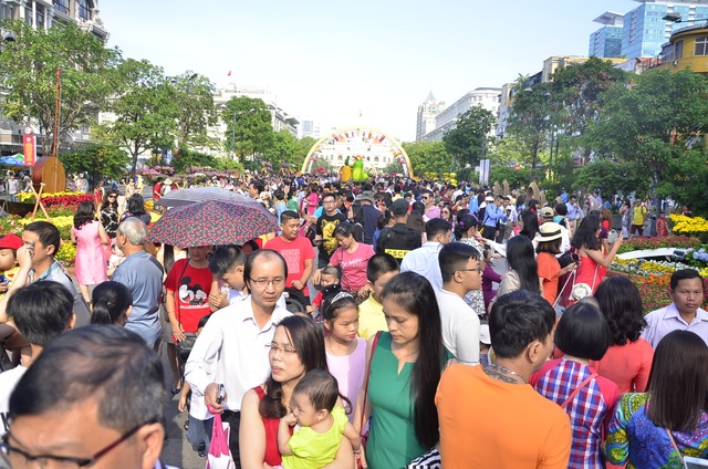 Đường hoa đông nghịt người sáng mùng 1 Tết - 1
Đường hoa Nguyễn Huệ sáng mùng 1 Tết Đinh Dậu