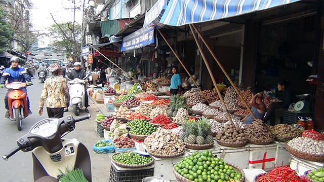 Hà Nội “ra quân” giành lại vỉa hè ở khu trung tâm - 9 Rất dễ nhận ra những cửa hàng lấn chiếm vỉa hè lòng đường trên địa bàn quận Hoàn Kiếm. Tuy nhiên, tình trạng lấn chiếm vỉa hè những tuyến phố cổ ở Hoàn Kiếm vẫn diễn ra trong nhiều năm qua, còn người dân vẫn phải đi bộ dưới đường.