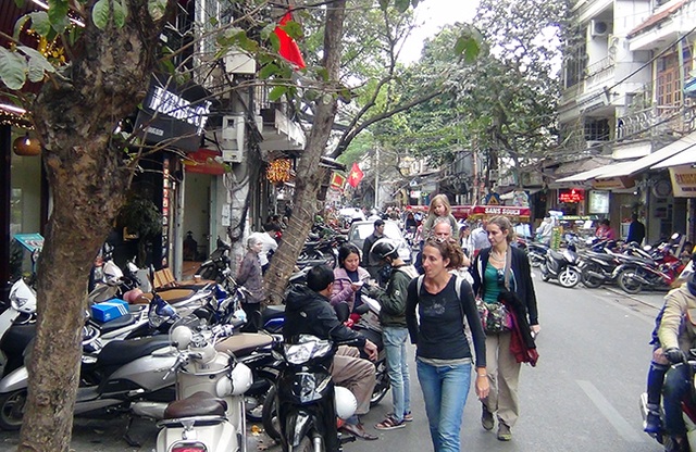 Hà Nội “ra quân” giành lại vỉa hè ở khu trung tâm - 1 Các tuyến phố cổ trong quận Hoàn Kiếm (TP Hà Nội) được quy hoạch đồng bộ vỉa hè, lòng đường. Tuy nhiên, nhiều năm qua người dân vẫn vô tư lấn chiếm lòng đường, vỉa hè để xe hoặc kinh doanh buôn bán.