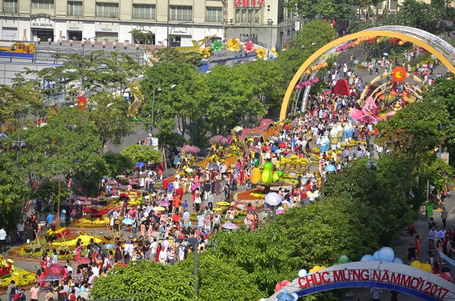 Đường hoa đông nghịt người sáng mùng 1 Tết - 3 Người dân đổ về đường hoa Nguyễn Huệ du xuân sáng mùng 1 Tết