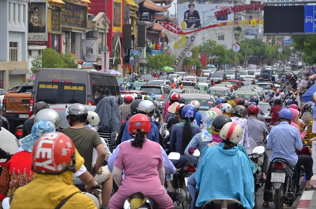 Dòng người đổ xô đi lễ chùa đầu năm, giao thông kẹt cứng - 2 Đường Nam Kỳ Khởi Nghĩa trước chùa Vĩnh Nghiêm ùn xe nghiêm trọng sáng mùng 1 Tết