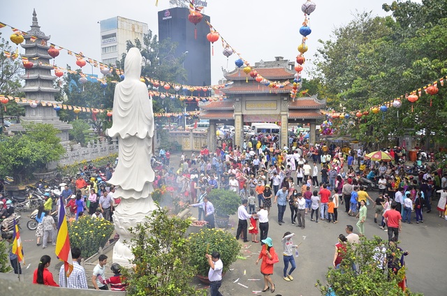 Dòng người đổ xô đi lễ chùa đầu năm, giao thông kẹt cứng - 9 Người dân đến lễ chùa sáng 28/1