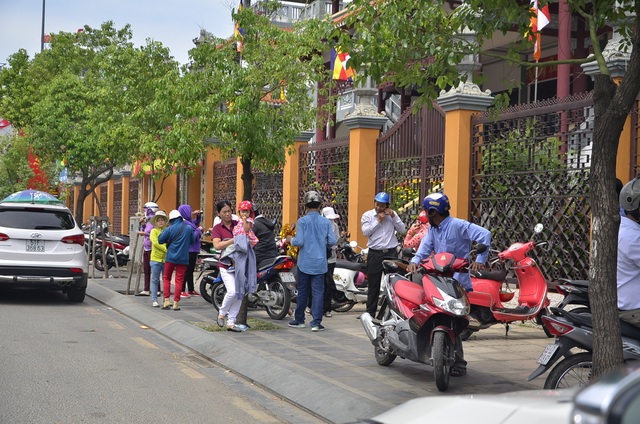 Nhiều điểm giữ xe tự phát trước chùa Vĩnh Nghiêm lấn chiếm hết vỉa hè để trông xe