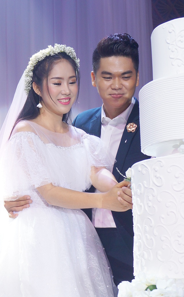 "Tình cũ" Quý Bình vui vẻ đến dự đám cưới Lê Phương - 24 Cả hai thực hiện nghi thức cắt bánh cưới