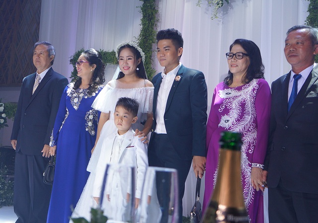 "Tình cũ" Quý Bình vui vẻ đến dự đám cưới Lê Phương - 27 Cặp đôi hạnh phúc trong ngày cưới bên cạnh gia đình và sự chúc phúc của người thân, bạn bè.