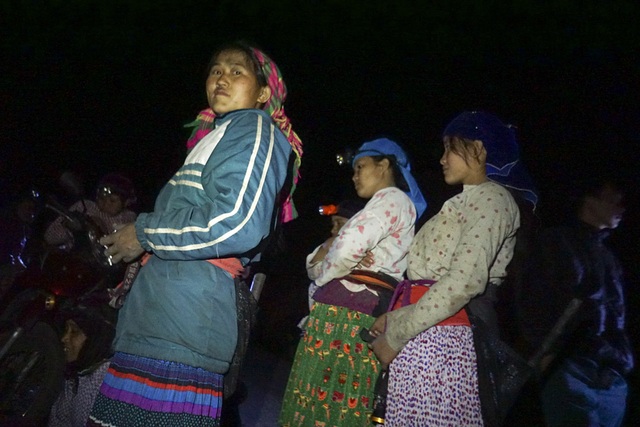 
Trong đoàn người đi mót quặng đêm tại đây, chiếm đa số là phụ nữ và trẻ em, phần lớn trú ở thôn Ngàm Soọc cách mỏ không xa.
