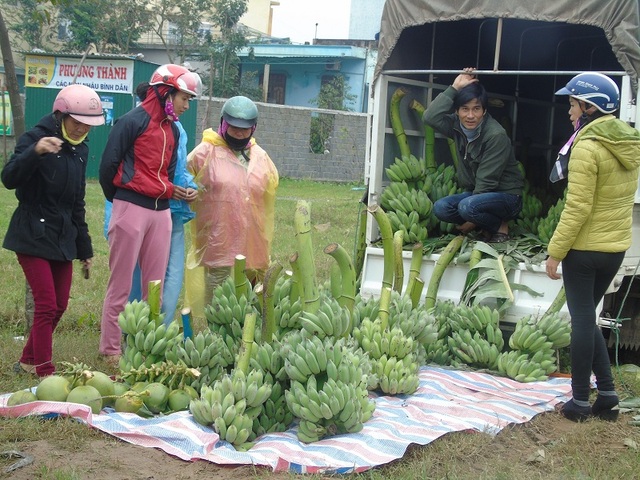 Tranh thủ tạnh mưa, người dân đổ xô đi sắm tết - 9 Chuối thờ cũng được rất đồng người dân tìm mua
