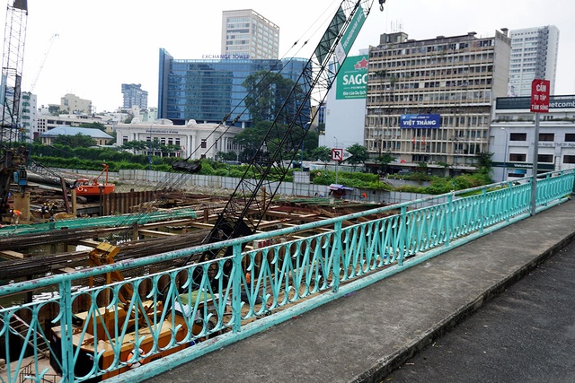 Nhiều vết nứt lớn trên “Cầu tình yêu” ở Sài Gòn - 14 Cầu Mống là cây cầu mang kiến trúc cổ duy nhất còn sót lại của TPHCM.