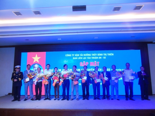 Trao tặng Huy hiệu cho 15 cá nhân có thành tích xây dựng, bảo vệ Trường Sa - 2
Bộ tư lệnh Hải quân đã trao tặng Huy hiệu Chiến sĩ Trường Sa cho 15 cán bộ, thuyền viên tàu Thuận An 02