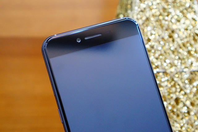 Mở hộp Bphone 2017 đầu tiên tại Việt Nam - 8 Phía trên, máy có mặt của một camera phụ 8 MP, tự động lấy nét và hỗ trợ các tính năng chụp ảnh làm đẹp theo thời gian thực. Phía dưới là cảm biến vân tay một chạm.