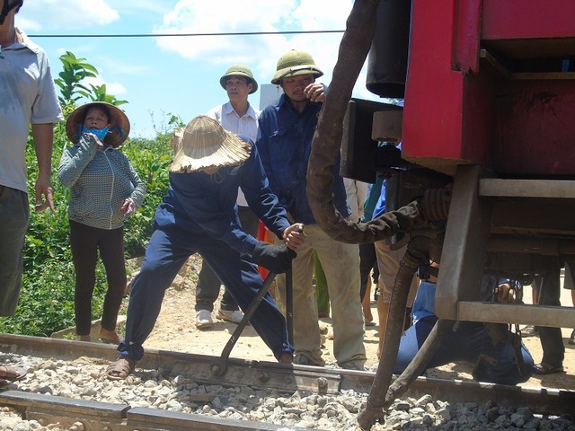 Căng mình giữa nắng nóng khắc phục sự cố lật tàu SE3 - 4 Các công nhân đường sắt căng mình giữa nắng nóng để khắc phục sự cố