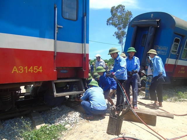 Căng mình giữa nắng nóng khắc phục sự cố lật tàu SE3 - 5 Phương án hiện tại là tách các toa tàu để kéo về ga Ngân Sơn