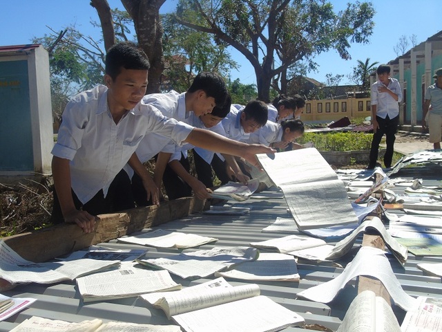 “Trường chúng em bay mái, sắp sập mất thôi!” - 4 Giáo viên và học sinh Trường THCS Quảng Châu cố gắng gom nhặt dụng cụ thí nghiệm, sách vở còn sót lại