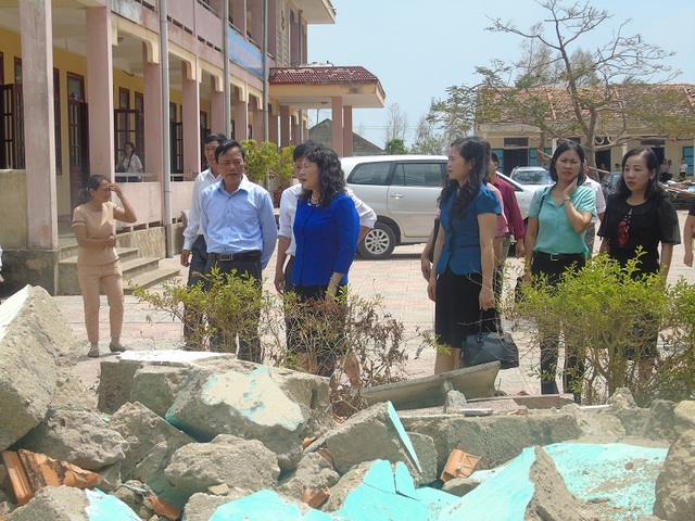 Quyết tâm không để học sinh thiếu phòng học, sách vở sau bão - 3 Đoàn công tác của Bộ GD-ĐT kiểm tra tình hình thiệt hại do bão số 10 tại Trường tiểu học số 2 Quảng Phú