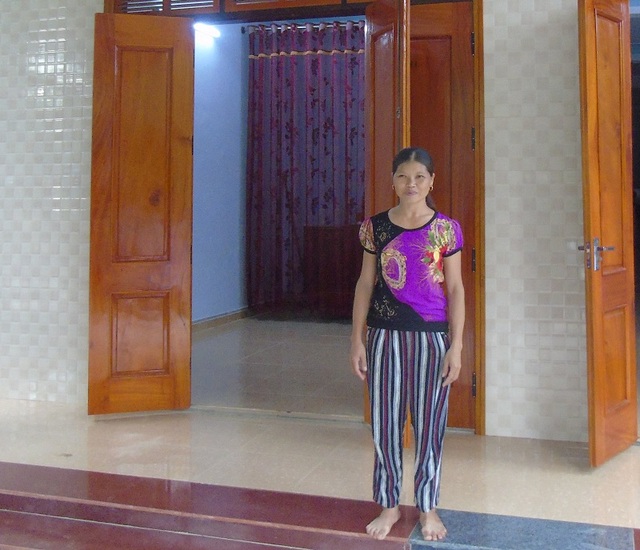 Quảng Bình: Những căn nhà nhân ái vững chãi trước bão lũ - 4 Cùng với sự hỗ trợ của bạn đọc Dân trí và một phần tích góp được, chị Thành đã có thể xây một căn nhà khang trang, đặc biệt không còn phải lo nơm nớp khi bão lũ về