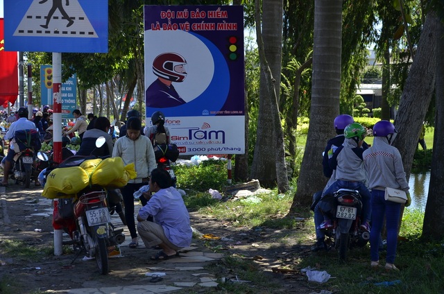 Quốc lộ lại ùn ứ vì dân miền Tây tiếp tục đổ về Sài Gòn - 8 Nhiều người tấp xe vào lề đường nghỉ ngơi sau chặng đường dài