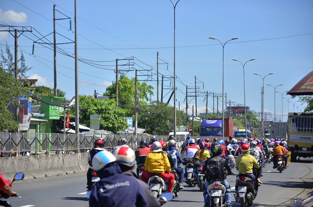 Quốc lộ lại ùn ứ vì dân miền Tây tiếp tục đổ về Sài Gòn - 5 Các phương tiện di chuyển hướng về TPHCM