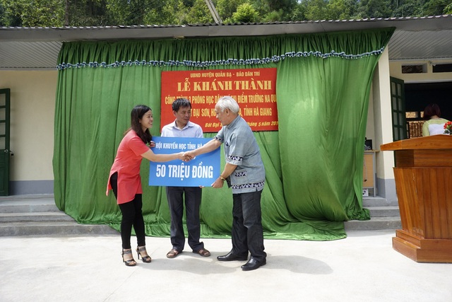 Náo nức ngày khánh thành công trình phòng học Dân trí thứ 11 tại Hà Giang - 5
Xúc động trước tấm lòng của bạn đọc Dân trí dành cho thầy cô và học sinh ở điểm trường Na Quang, Chủ tịch Hội Khuyến học tỉnh Hà Giang Hạng Mí De đã ủng hộ thêm 50 triệu đồng để mua bàn ghế cho điểm trường