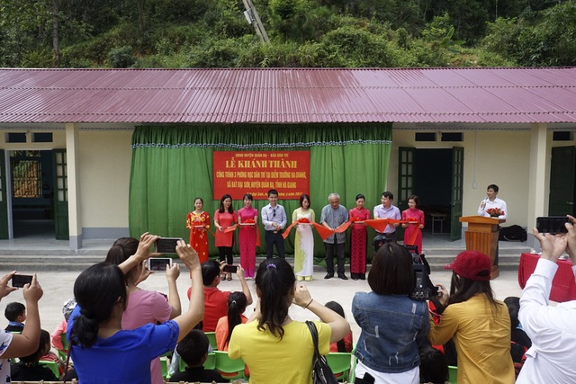 Náo nức ngày khánh thành công trình phòng học Dân trí thứ 11 tại Hà Giang - 6
Các đại biểu đã cắt băng khánh thành 3 phòng học Dân trí khang trang tại điểm trường Na Quang
