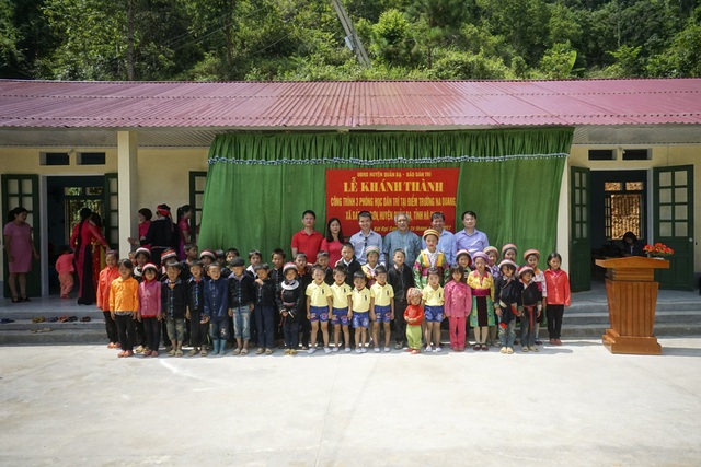 Náo nức ngày khánh thành công trình phòng học Dân trí thứ 11 tại Hà Giang - 18
Từ nay, các em học sinh và thầy cô giáo ở điểm trường Na Quang sẽ an tâm để thi đua dạy tốt, học tốt bên ngôi trường mới
