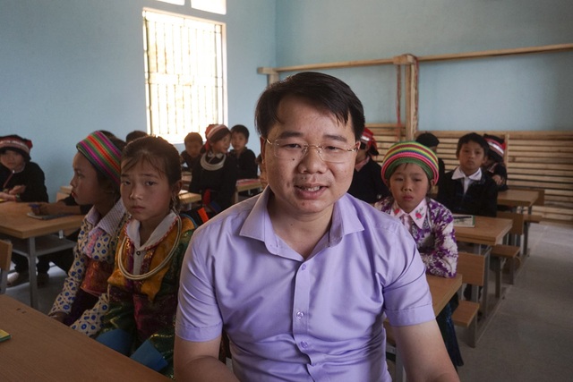 Náo nức ngày khánh thành công trình phòng học Dân trí thứ 11 tại Hà Giang - 15
Niềm vui của ông Sèn Thăng Long, Phó Chủ tịch UBND huyện Quản Bạ bên phòng học khang trang sạch đẹp do bạn đọc Dân trí chung tay xây dựng