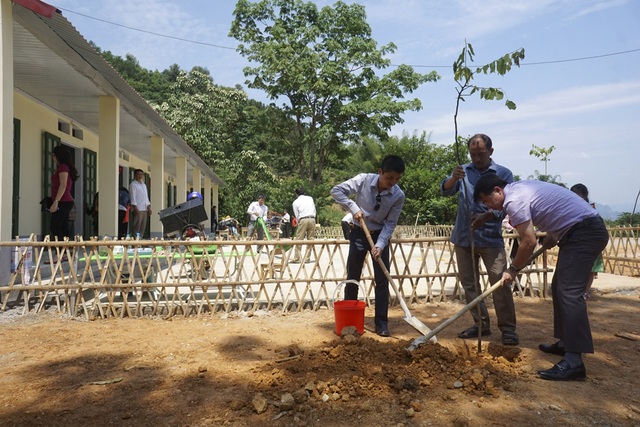 Náo nức ngày khánh thành công trình phòng học Dân trí thứ 11 tại Hà Giang - 16
Nhà báo Phạm Tuấn Anh và ông Sèn Thăng Long trồng kỷ niệm cây xanh bên ngôi trường mới