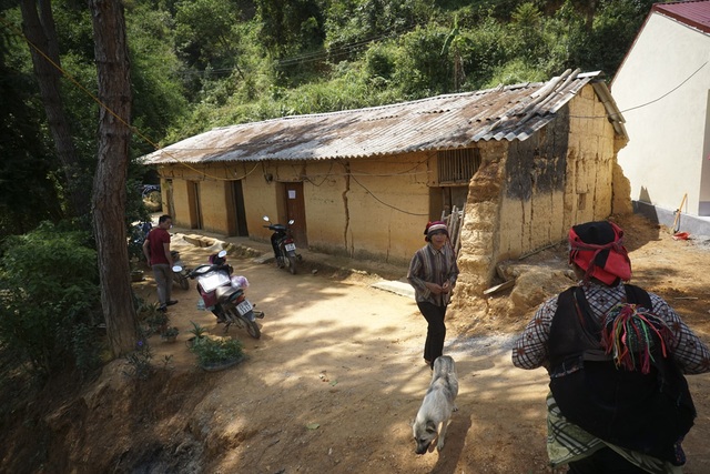 Náo nức ngày khánh thành công trình phòng học Dân trí thứ 11 tại Hà Giang - 17
Điều đặc biệt nhất là tại buổi khánh thành, nhận thấy các giáo viên điểm trường Na Quang vẫn phải ăn ở, sinh hoạt trong ngôi nhà đắp bằng đất hết sức tạm bợ, đơn vị tài trợ ban đầu đã quyết định đầu tư thêm 100 triệu đồng để xây dựng nhà lắp ghép thay cho nhà công vụ đã xuống cấp này