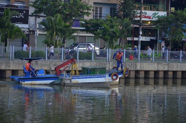Một Sài Gòn không ồn ào, khác lạ trong ngày đầu năm mới - 3 Công nhân tiến hành vớt rác trên kênh ngày đầu năm mới