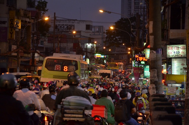 Người dân đổ về quê ăn Tết, cửa ngõ Sài Gòn kẹt cứng - 1 Người dân đổ về quê ăn Tết, cửa ngõ Sài Gòn kẹt cứng - 1